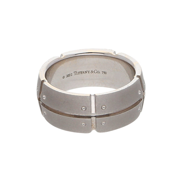 Argolla diseño especial firma Tiffany & Co. en oro blanco 18 kilates.