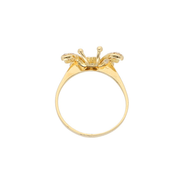 Anillo estilizado calado firma Pelletier motivo mariposa con diamantes y zafiros en oro amarillo 18 kilates.