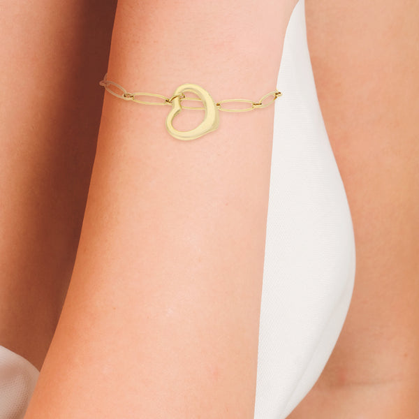 Pulsera eslabón combinado con colgante motivo corazón firma Tiffany & Co. en oro amarillo 18 kilates.