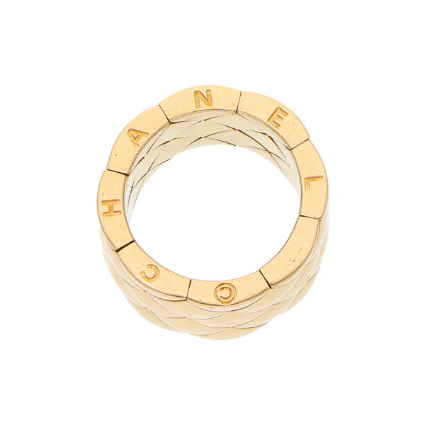 Argolla estilizada firma Chanel en oro amarillo 18 kilates.