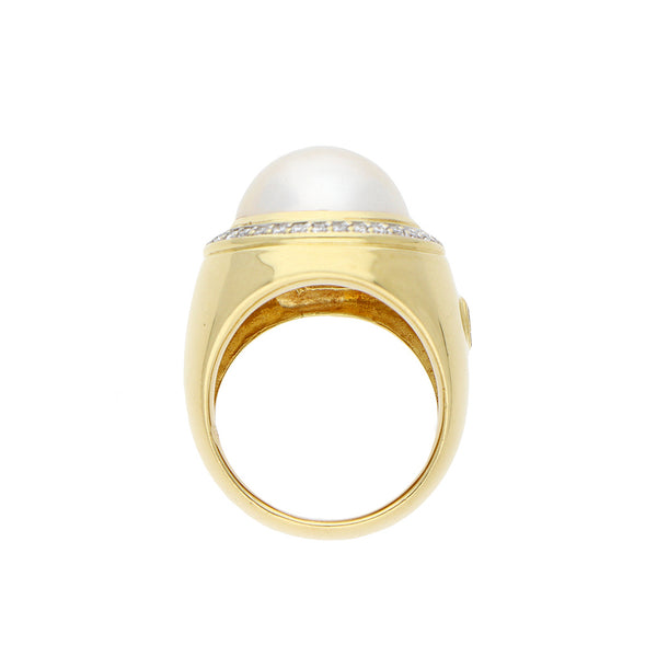 Anillo estilizado con diamantes y perla en oro amarillo 18 kilates.