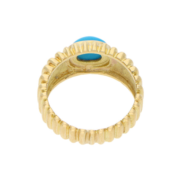 Anillo acanalado con turquesa en oro amarillo 18 kilates.