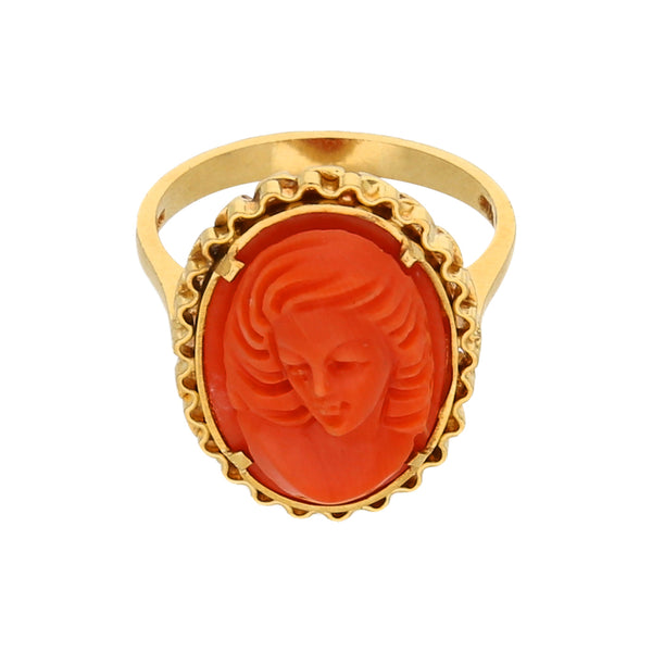 Anillo diseño especial motivo dama con coral en oro amarillo 18 kilates.