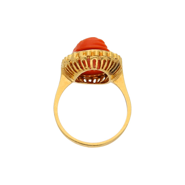 Anillo diseño especial motivo dama con coral en oro amarillo 18 kilates.