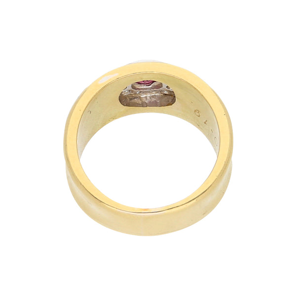 Anillo diseño especial con diamantes y rubí en oro amarillo 18 kilates.