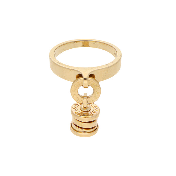 Anillo liso con colgante y diamante firma Bvlgari en oro amarillo 18 kilates.