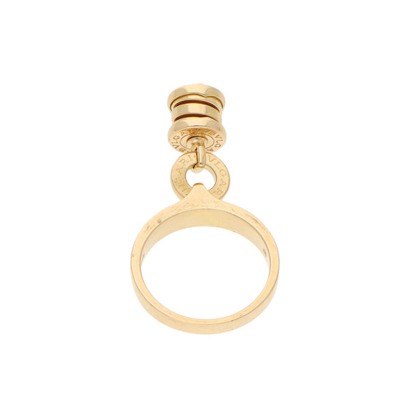 Anillo liso con colgante y diamante firma Bvlgari en oro amarillo 18 kilates.