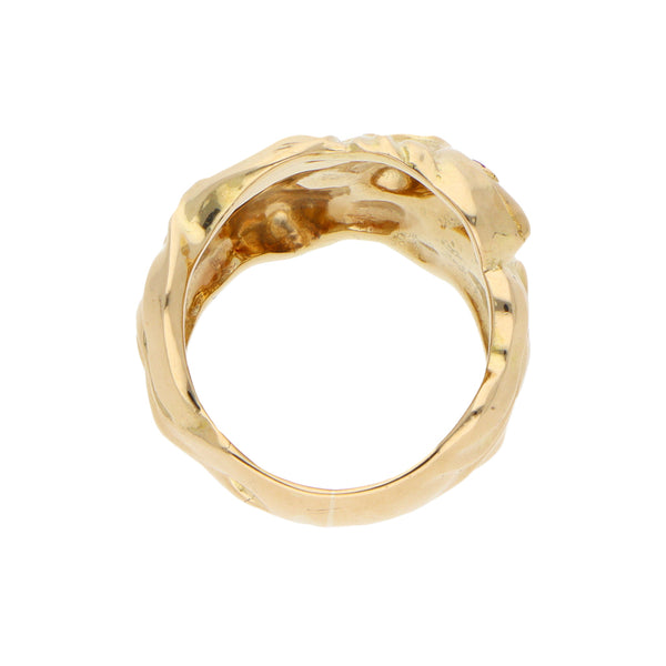 Anillo estilizado motivo dama con diamante y rubí en oro amarillo 18 kilates.