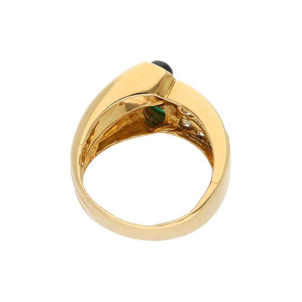 Anillo estilizado con esmeralda, rubí y sintéticos en oro amarillo 18 kilates.