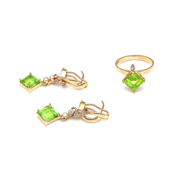 Juego de anillo y aretes estilizados con peridotos y circonias en oro amarillo 14 kilates.