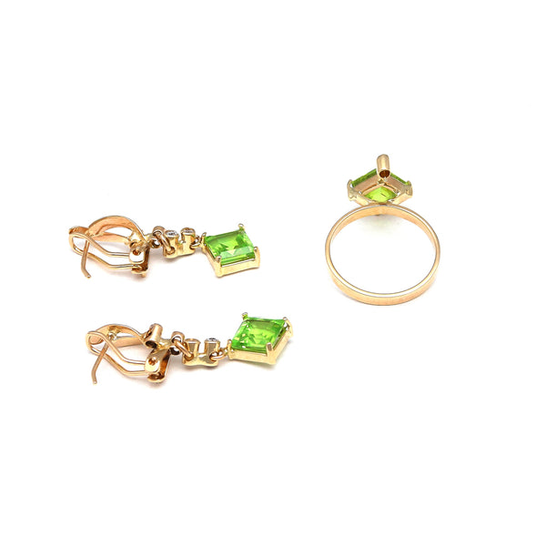 Juego de anillo y aretes estilizados con peridotos y circonias en oro amarillo 14 kilates.