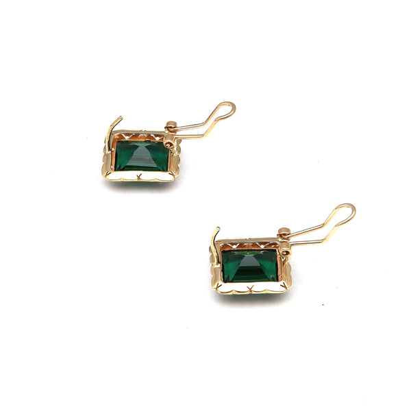 Aretes cuadrados con cuarzos verdes en oro amarillo 14 kilates.