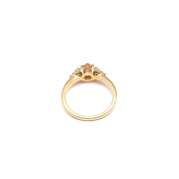 Anillo estilizado con diamantes y morganita en oro amarillo 14 kilates.