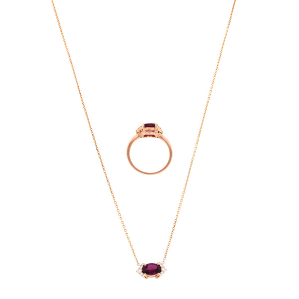 Juego de gargantilla eslabón cruzado con colgante y anillo diseño especial con diamantes y granates en oro rosa 14 kilates.