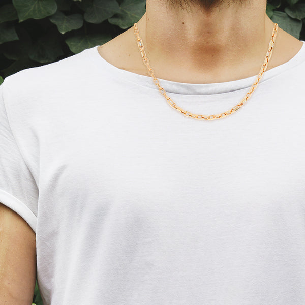 Collar eslabón cruzado combinado con circonias en oro amarillo 14 kilates.