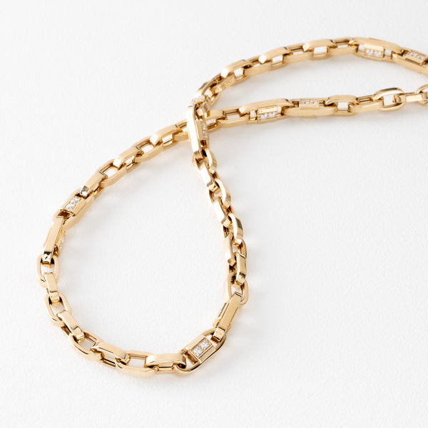 Collar eslabón cruzado combinado con circonias en oro amarillo 14 kilates.