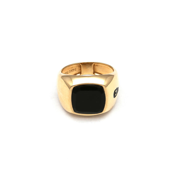 Anillo tipo sello motivo calavera con ónix y esmalte en oro amarillo 14 kilates.