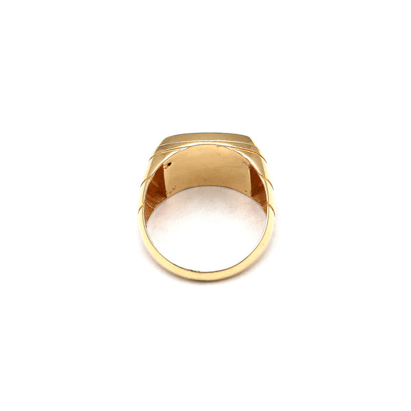 Anillo tipo sello con ónix en oro amarillo 14 kilates.