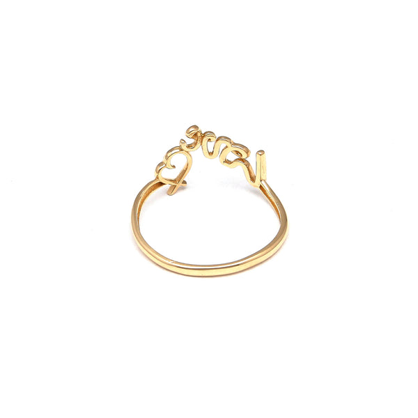 Anillo abierto motivo letras y corazón en oro amarillo 14 kilates.