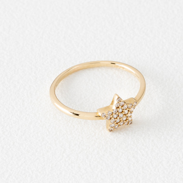 Anillo diseño especial motivo estrella con circonias en oro amarillo 14 kilates.