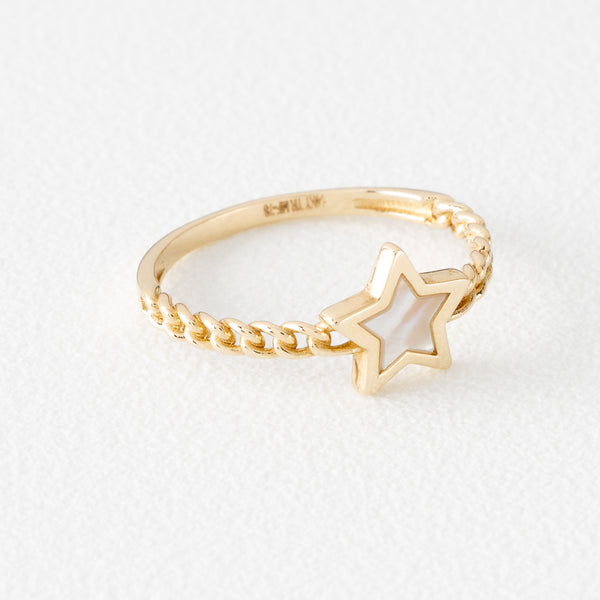 Anillo calado motivo estrella con madre perla en oro amarillo 14 kilates.