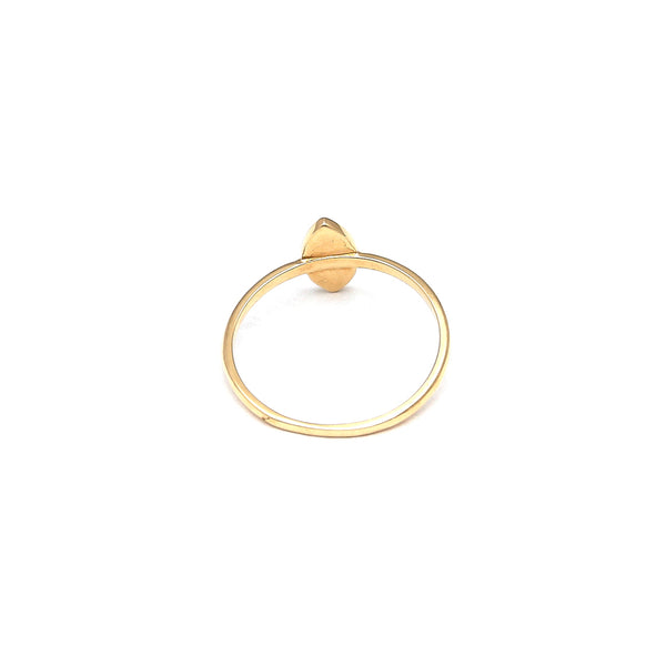 Anillo liso con aplicación motivo ojo con esmalte en oro amarillo 14 kilates.