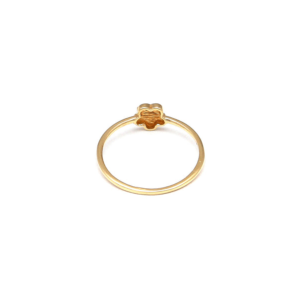 Anillo liso motivo floral en oro amarillo 14 kilates.