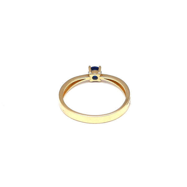 Anillo diseño especial con sintético en oro amarillo 14 kilates.