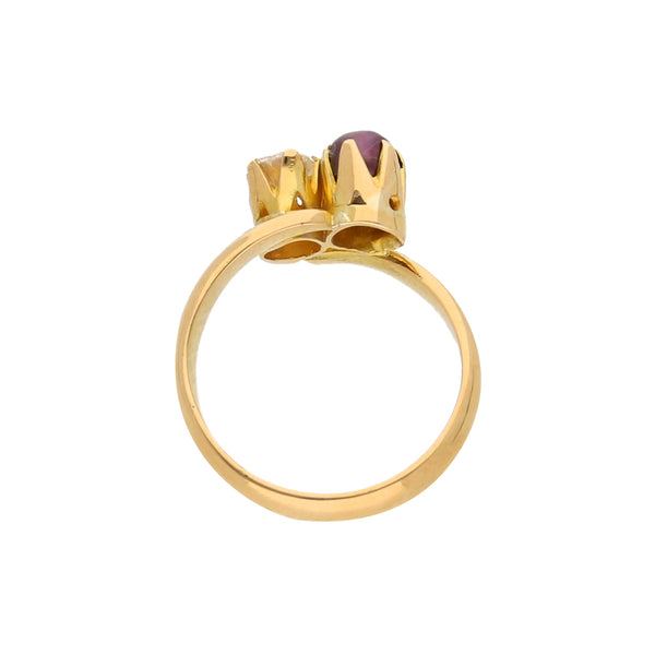 Anillo estilizado con perla y sintético en oro amarillo 18 kilates.