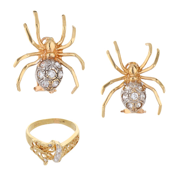 Anillo calado motivo mariposa y aretes estilizados motivo araña con circonias en oro amarillo 10 kilates.