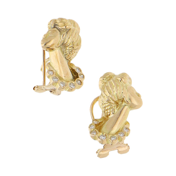 Aretes estilizados con diamantes en oro amarillo 14 kilates.