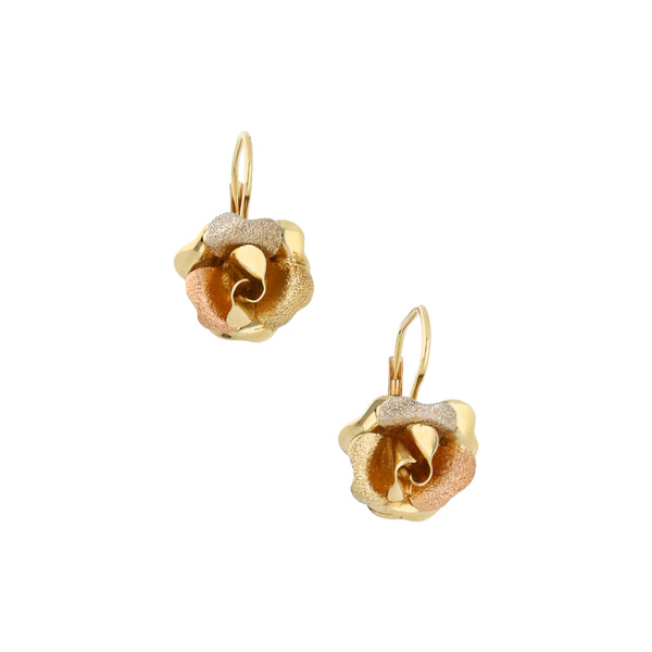 Aretes estilizados motivo floral en oro tres tonos 14 kilates.