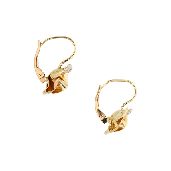 Aretes estilizados motivo floral en oro tres tonos 14 kilates.