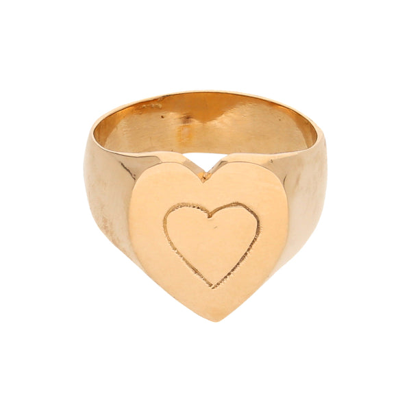 Anillo tipo sello motivo corazón en oro amarillo 18 kilates.