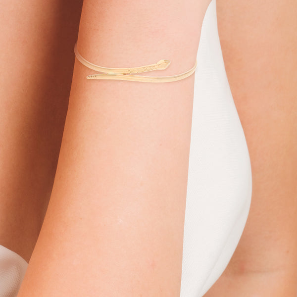 Pulsera de arillo lisa motivo serpiente en oro amarillo 18 kilates.