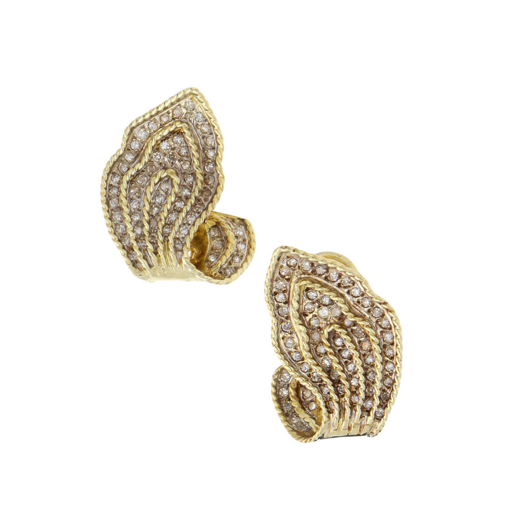 Aretes estilizados con diamantes en oro amarillo 14 kilates.