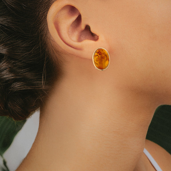 Aretes diseño especial con ámbar en oro amarillo 18 kilates.