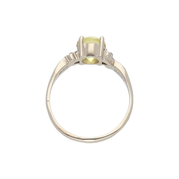 Anillo diseño especial con diamantes y sintético en oro blanco 18 kilates.