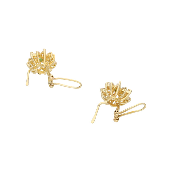 Aretes calados motivo flor con esmeraldas y circonias en oro amarillo 14 kilates.