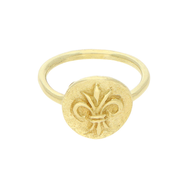 Anillo diseño especial motivo flor de liz en oro amarillo 18 kilates.