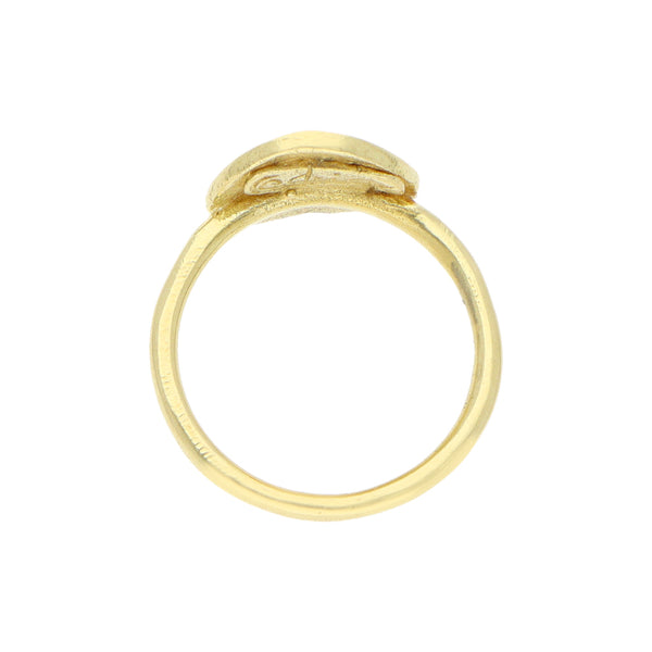 Anillo diseño especial motivo flor de liz en oro amarillo 18 kilates.