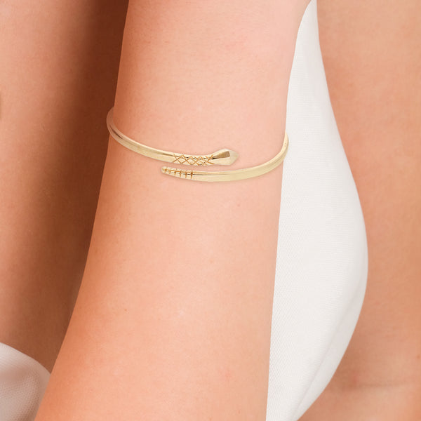 Pulsera rígida abierta motivo serpiente en oro amarillo 14 kilates.