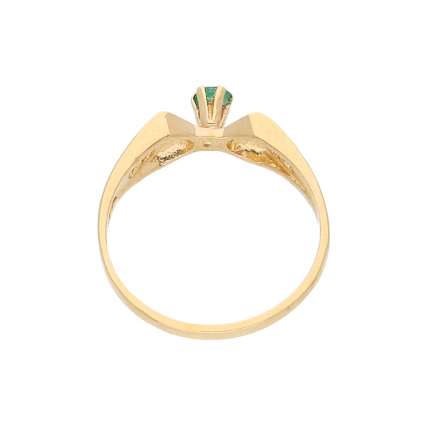 Anillo estilizado con esmeralda y circonias en oro amarillo 14 kilates.