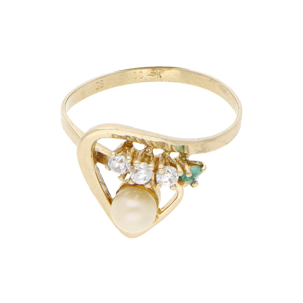 Anillo estilizado con circonias, esmeralda y perla en oro amarillo 14 kilates.