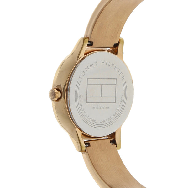 Reloj Tommy Hilfiger para dama en acero chapa.