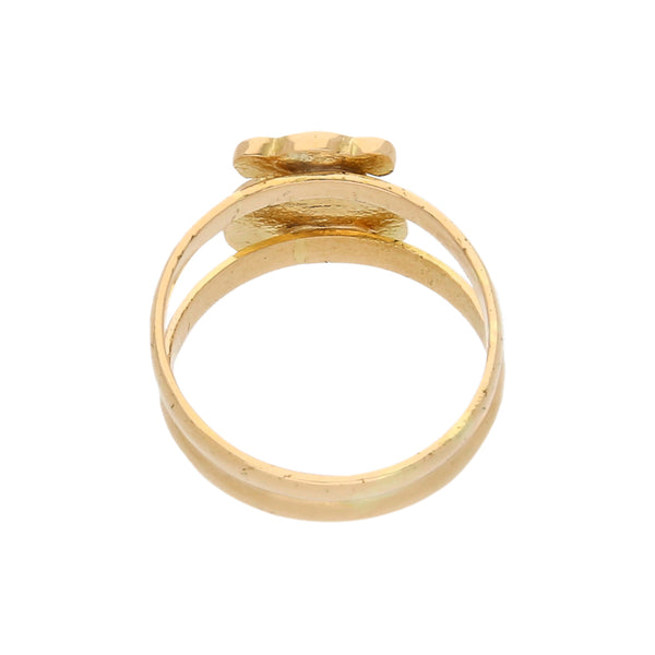 Anillo liso con aplicación motivo oso en oro amarillo 18 kilates.