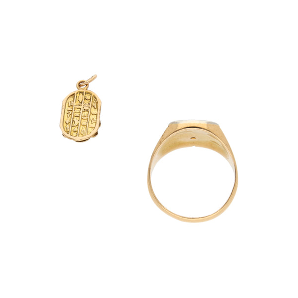 Anillo estilizado motivo escudo con diamante y dije diseño especial motivo escarabajo en oro amarillo 18 kilates.