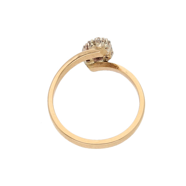 Anillo diseño especial con diamantes en oro amarillo 14 kilates.