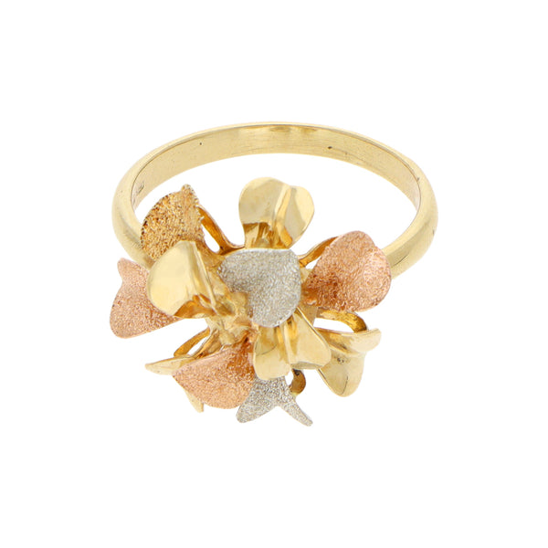 Anillo estilizado motivo floral en oro tres tonos 18 kilates.