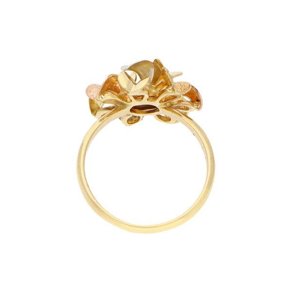 Anillo estilizado motivo floral en oro tres tonos 18 kilates.